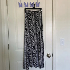 Charlotte Russe‎ women’s black white patterned maxi skirt — XS